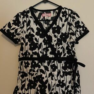 Koi Monochrome Floral V-Neck Top